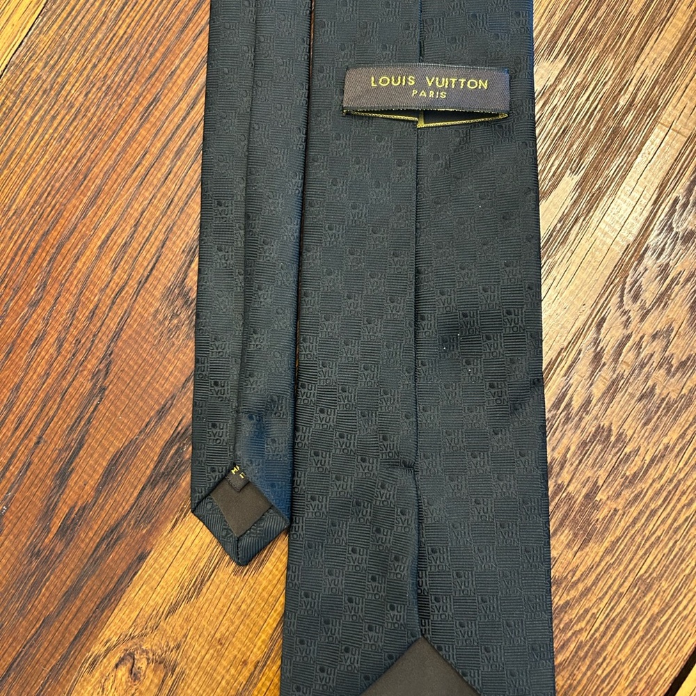LV black silk tie in checkered all back pattern - Picture 2 of 6